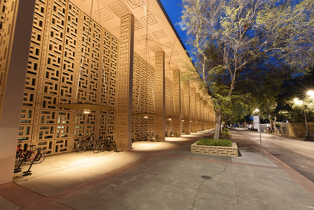 Exterior Bi-directional Facade Lighting at Stanford Medicine