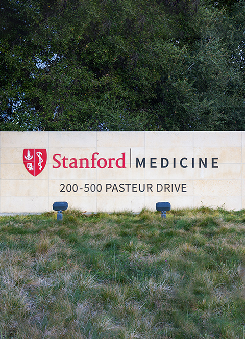 Exterior Bi-directional Facade Lighting at Stanford Medicine